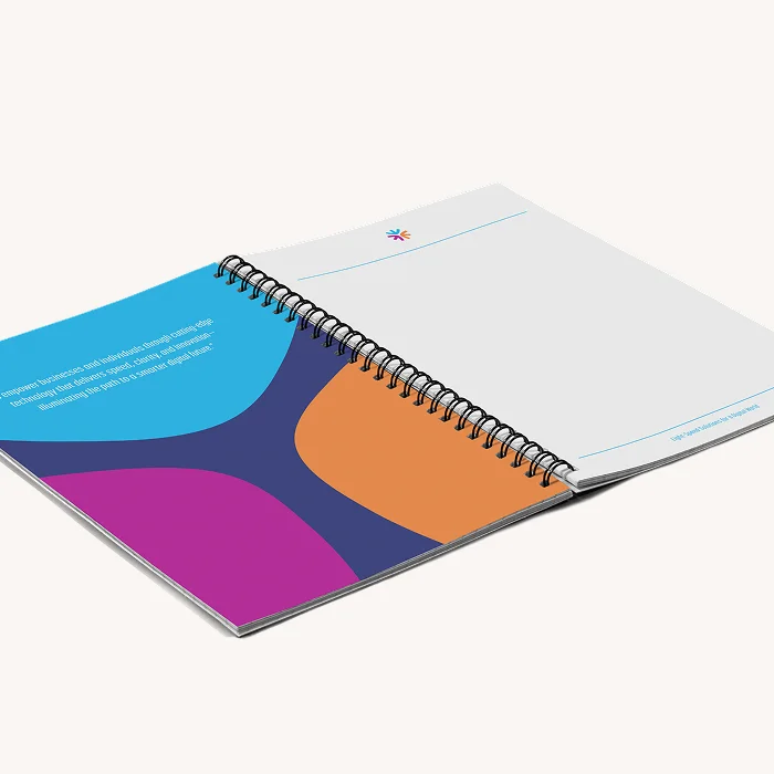 Bloc-notes à spirale coloré ouvert et monrant une page avec des graphiques orange et bleu et une autre page vierge avec une réglure lignée.